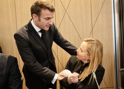 Consiglio Ue, Meloni e Macron si salutano con un bacio