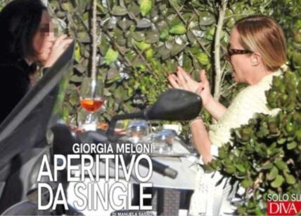 Giorgia Meloni, la nuova vita da single. Spritz con un'amica in jeans. Foto