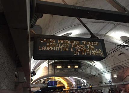 Paura sulla metro B di Roma: treno deraglia, panico tra i passeggeri a bordo