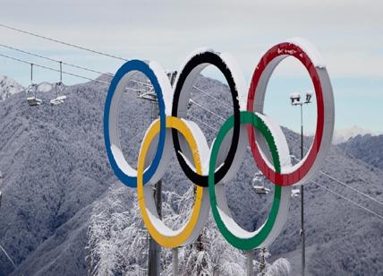 Milano uno striscione di 12 metri contro le Olimpiadi del 2026