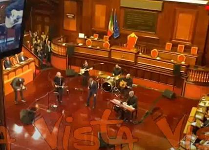 Morandi canta “Uno su mille” al Senato: standing ovation finale