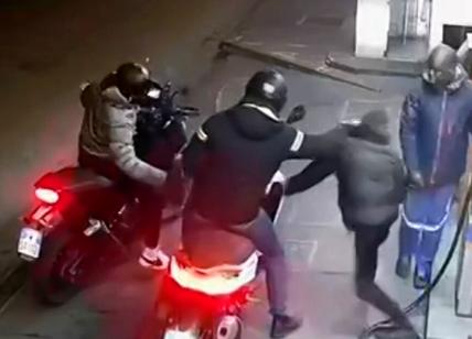 Terrore a Napoli: tentano di rubargli lo scooter, lui resiste e gli sparano