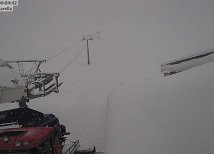 Maltempo, Campo Imperatore da giorni sotto la neve. Paura per il Giro d'Italia