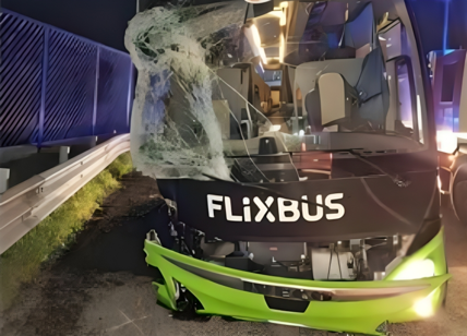 Incidente per un bus Flixbus sull'A1: un morto e sei feriti