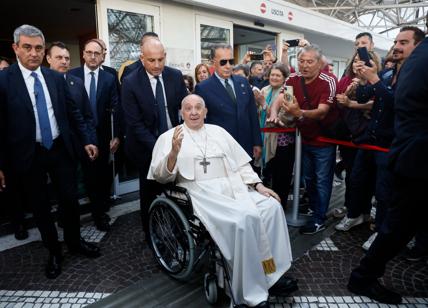 “Sono vivo”, Papa Francesco esce dall’ospedale dopo l’operazione all’addome