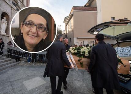 Ristoratrice morta, in mille ai funerali di Giovanna Pedretti. FOTO