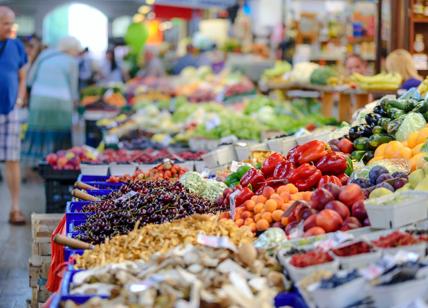 Prezzi pazzi per frutta e verdura. Dai cachi alle mele: su che cosa puntare