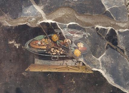 Pompei, dagli scavi riemerge un affresco con l'antenato della pizza