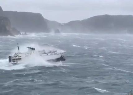 Il traghetto della paura: da Ponza a Formia sfidando onde gigantesche. Video