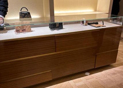 Cosa c'è sul parquet di Louis Vuitton in Galleria? La foto di una lettrice