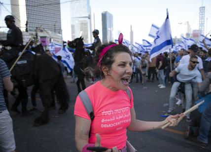 Israele, stop alla riforma: manifestanti protestano sotto casa di Netanyahu
