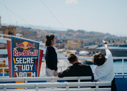 Red Bull Secret Study Room naviga nello Stretto di Messina con due guest star