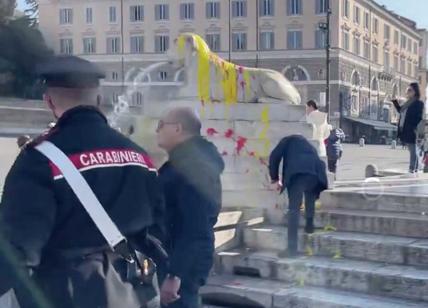 Roma, animalisti in azione, vernice contro la fontana di piazza del Popolo