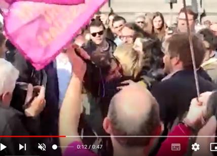 Genitori Lgbt, Pascale: "Salvini omofobo". L'abbraccio con Elly Schlein. Video