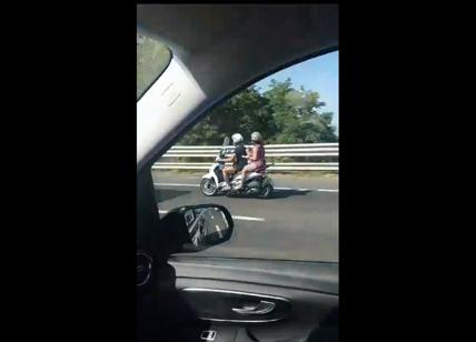 Coppia in scooter con il figlio neonato sulla Napoli-Salerno. Ira social VIDEO