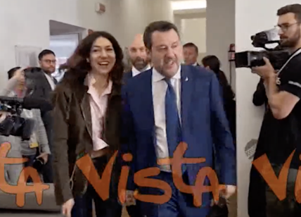 Salvini lascia il G7 mano nella mano con la sua amata Francesca Verdini. VIDEO