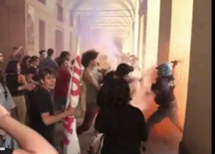 Meloni a Torino, tensioni e scontri tra il corteo di studenti e la polizia