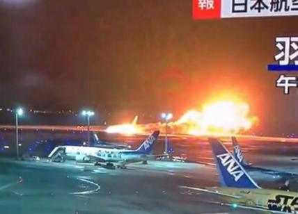 Giappone, aereo in fiamme sulla pista dell'aeroporto di Tokyo