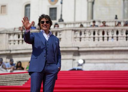 Tom Cruise a Roma, bagno di folla per Mission Impossible in piazza di Spagna