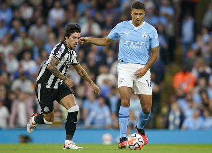 Newcastle abbraccia Tonali: striscioni, cori e applausi col Crystal Palace