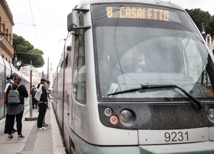 Roma, non c'è pace per il tram 8: ancora senza corrente, non si trova il danno