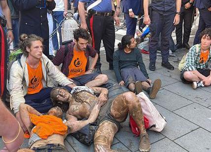 Roma, blitz di Ultima generazione: sit-in dei militanti a piazzale Clodio