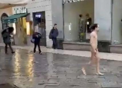 Verona, un uomo passeggia nudo per il centro. Il video diventa virale in rete