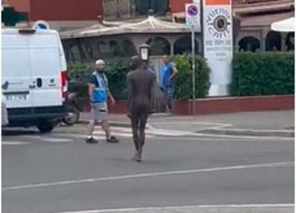 Firenze, uomo nudo semina il panico in strada e aggredisce i passanti. VIDEO