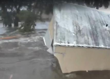 Florida travolta dall'uragano Idalia: case e strade sommerse dall'acqua. Video