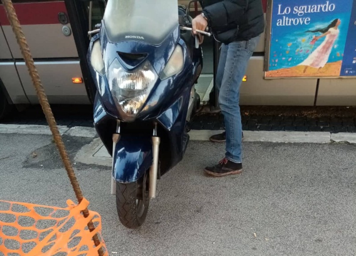 Agguato a Bari, uomo ucciso a colpi di pistola sul suo scooter per strada