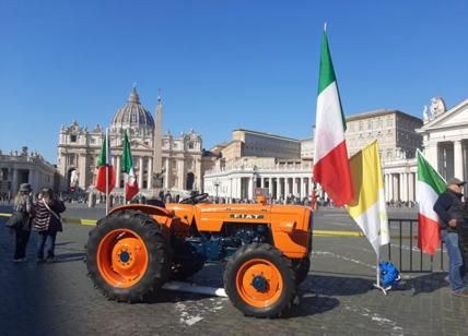 Trattori, la protesta arriva in Vaticano: lettera al Papa e la mucca Ercolina
