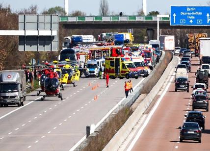 Tragedia: pullman Flixbus si ribalta, cinque morti. Gravi i feriti