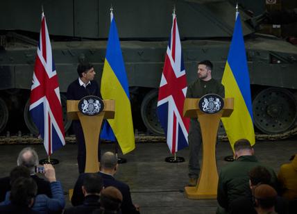 Ucraina, Zelensky arriva da Sunak. Gb: "A Kiev centinaia di missili e droni"