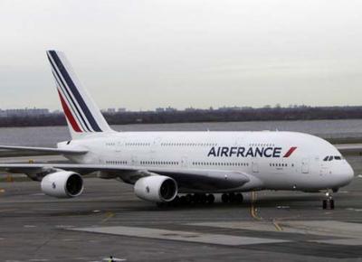 Un bimbo di 10 anni è stato trovato morto nel carrello di un aereo Air France