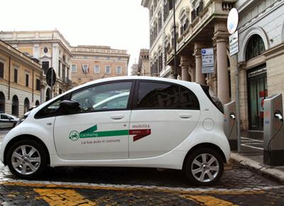 Roma: “Chiunque può fare il car sharing”. Il Comune M5S stravolge il servizio