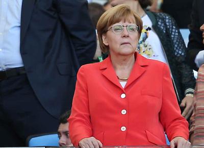 Germania, gli attentati non mettono ko la Merkel. Sondaggi: Cancelliera su