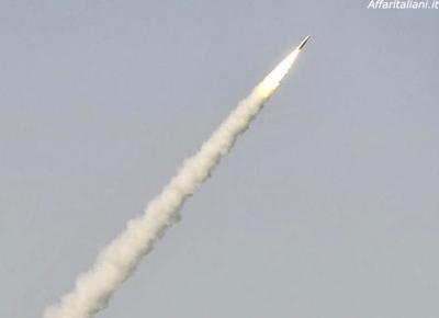 Corea del Nord, missile di Kim sfiora un aereo. I rischi per i voli di linea