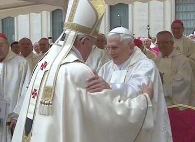 Vaticano: Papa Benedetto XVI dà una mano a Papa Francesco