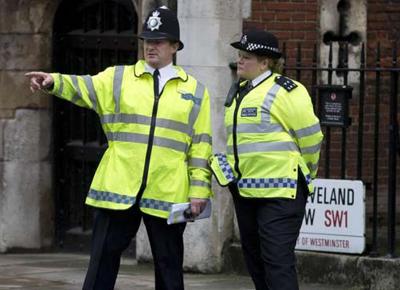 Londra: la polizia ferma un uomo armato a Westminster. "Non è terrorismo"