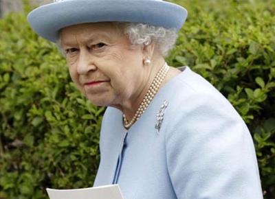 Regina Elisabetta, scandalo per il figlio: “Reclutata per attività sessuale”