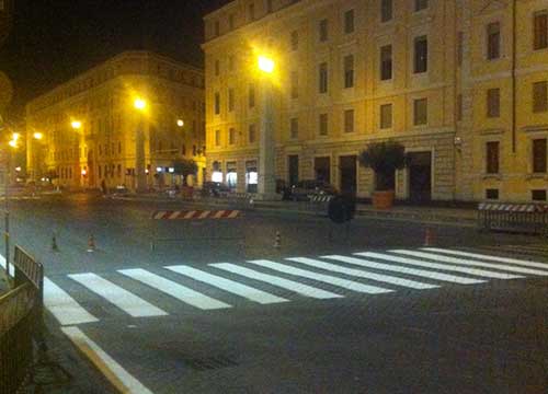 Roma, auto sbanda e investe cinque turisti polacchi: tre bambini tra i feriti