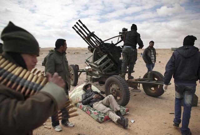 Libia, Renzi: "Guerra? Non ora". Craxi: "Ci sono già uomini armati"