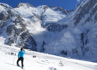 Svizzera, valanga travolge una decina di alpinisti