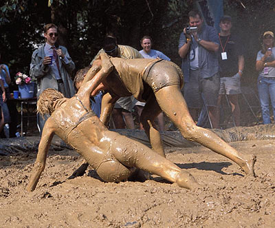 Risultati immagini per lotta di donne nel fango