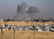 Israele bombarda Rafah, attacchi aerei: strage di civili. La tregua è lontana