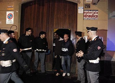 Milano, accoltellati uomo e portinaia nel 'fortino della droga'
