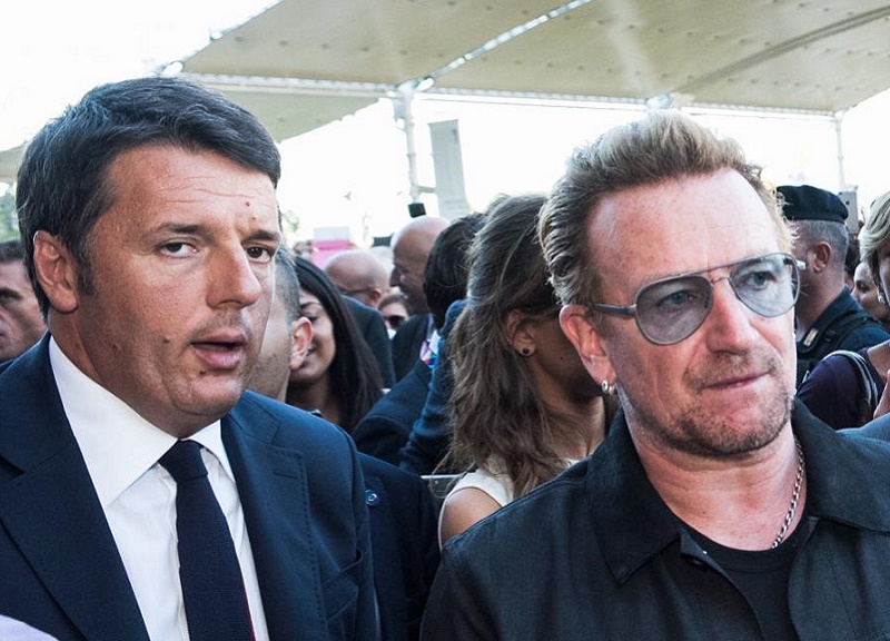 Bono Vox, leader degli U2, a Expo 2015, dove nella giornata di domenica ha partecipato presso il Padiglione Irlanda all'incontro 'It begins with me. How the world can end hunger in our lifetime' ('Comincia da me. Come il mondo puo' porre fine alla fame nell'arco della nostra vita'), l'evento organizzato per il sostegno alle iniziative del World food programme, l'agenzia delle Nazioni Unite specializzata nell'assistenza alimentare. Presenti anche il premier Matteo Renzi e i ministri Maria Elena Boschi e Maurizio Martina, con il suo omologo irlandese Simon Coveney, oltre a Giuseppe Sala.