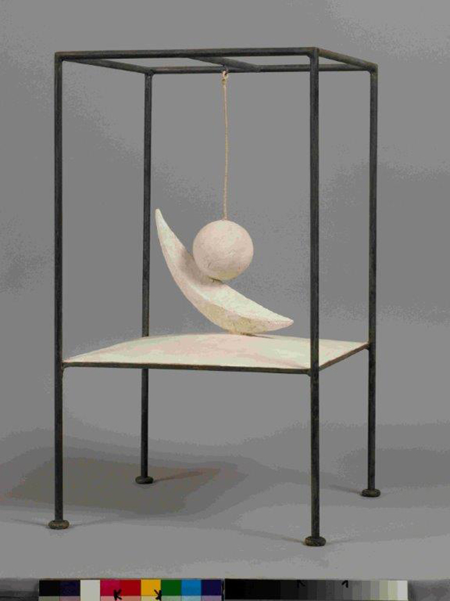 Alberto Giacometti Sfera sospesa 1931 (versione del 1965) Gesso e metallo 60,6 x 35,6 x 36,1 cm Collezione Fondation Giacometti, Parigi Alberto Giacometti Sfera sospesa 1931 (versione del 1965) Gesso e metallo 60,6 x 35,6 x 36,1 cm Collezione Fondation Giacometti, Parigi
