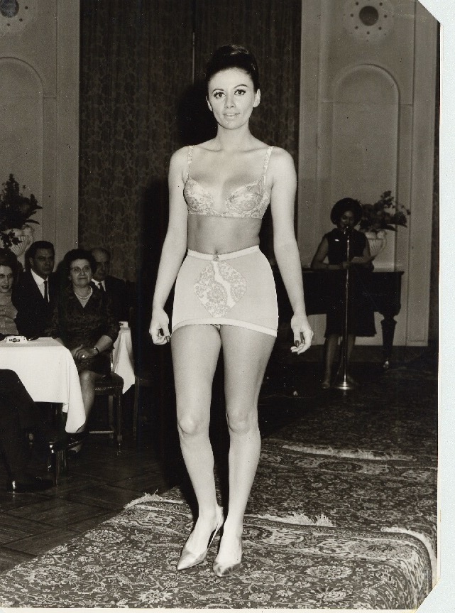 Sezione 2 : Rispetto dell’ambiente e sviluppo sostenibile. Ciò che si indossa a contatto con la pelle non può essere nocivo per la Terra. La Lingerie Française è creativa ma al tempo stesso attenta all’ambiente. In un sistema di produzione ormai globalizzato, i produttori francesi scelgono con estrema cura le materie prime che vengono impiegate, utilizzando tecniche di tintura e finitura non inquinanti per il pianeta. In particolare, cercano di favorire il cotone biologico e la seta nelle loro collezioni. L’obiettivo è quello di riabituare le donne a queste materie nobili e tramandate dalle tradizioni, ormai rese perfettamente idonee. La Lingerie Française esplora anche le potenzialità di materie estranee a priori alla lingerie, come la canapa, la ramia, l’amido di mais, o anche la caseina del latte,  e  che rappresentano il futuro. La stessa attenzione e ricerca viene posta sulle tinture. Inoltre, la Lingerie Française si sta orientando nuovamente verso l’utilizzo di materiali che erano scomparsi dalla lingerie, come il lino, da cui ha origine la parola stessa lingerie.