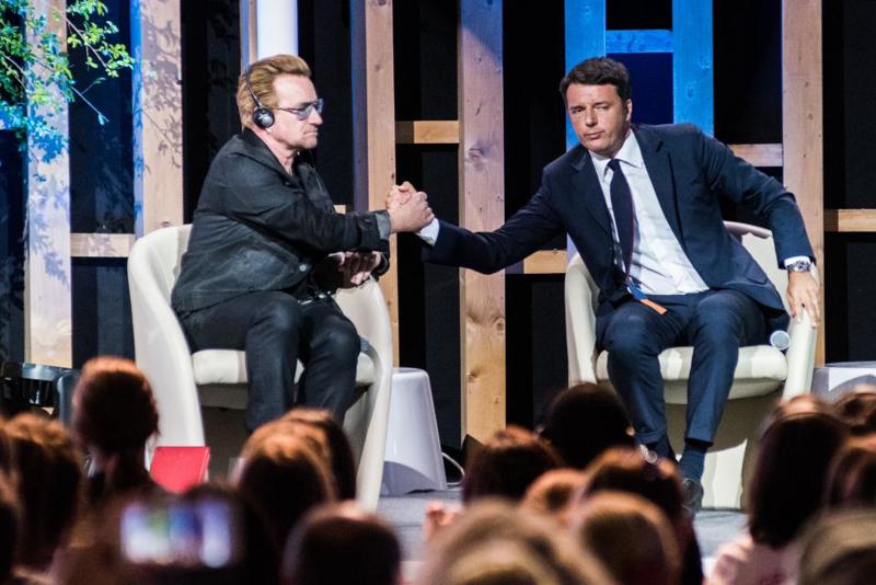 Passando davanti al cartello 'Zero spreco', Bono si e' rivolto ai suoi accompagnatori indicando la scritta e dicendo: "bene, sono molto contento". Durante la visita, rivolgendosi a Sala, Bono ha chiesto: "questa e' la prima cosa che vedo e l'ultima qual e'". "Poi la gente va dove vuole", ha risposto Sala facendo capire che il Padiglione zero, il piu' importante dell'Esposizione, e' il primo a essere visitato, mentre poi si prosegue il viaggio nel sito lasciandosi trasportare dal proprio gusto e dagli interessi personali.